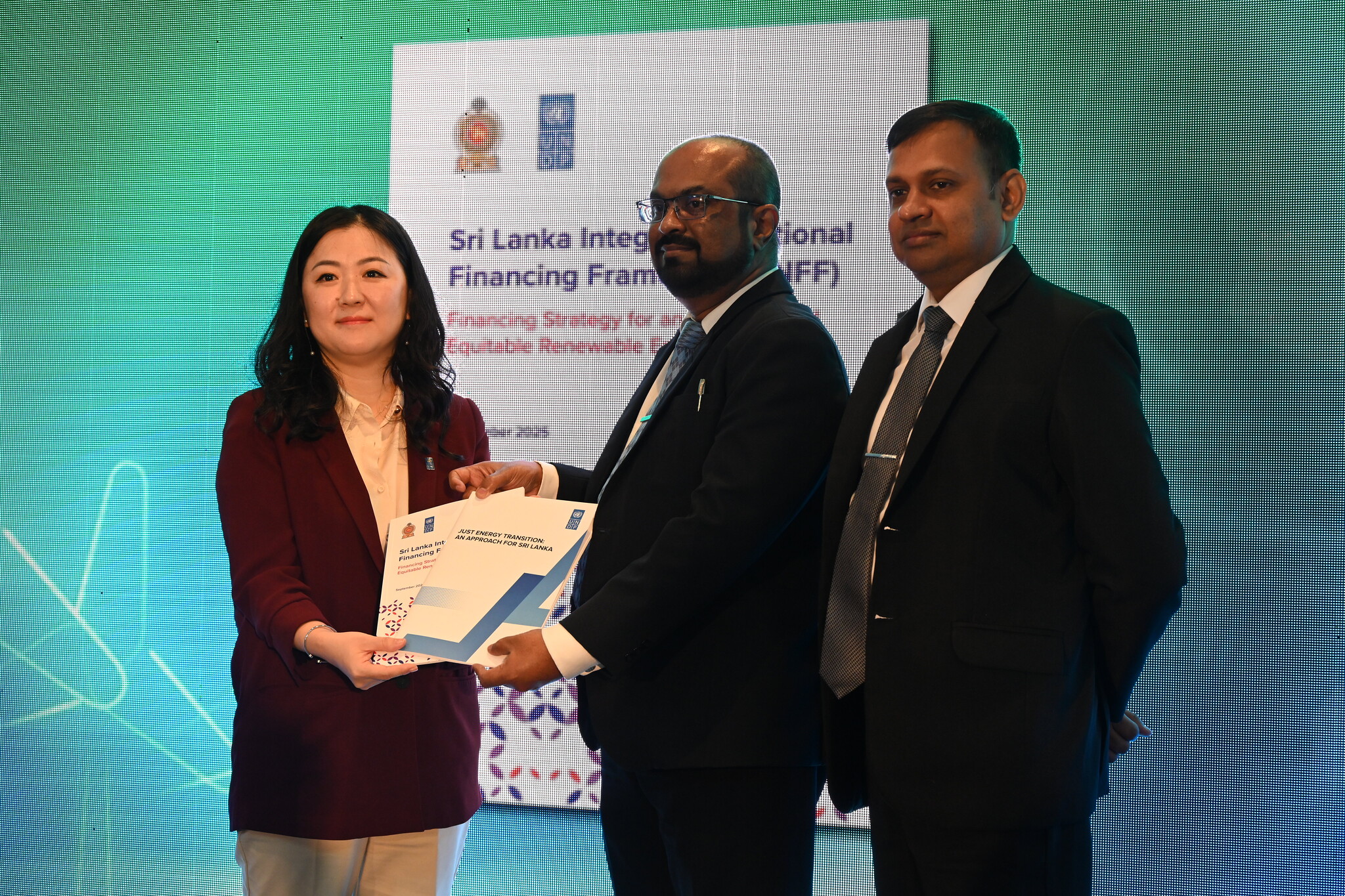 Ms. Marina Ten, Officer-in-Charge, UNDP in Sri Lanka, Hon. Eng. Kumara Jayakody, Minister of Energy; and Prof K.T.M. Udyanaga Hemapala, Secretary to the Ministry of Energy marking the launch of the strategies